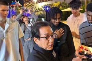  将在澳门打季前赛！蔡崇信晒照：成龙现身与篮网队友互动