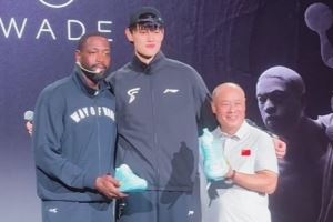  排面拉满！李宁先生和韦德一起为曾凡博送上双签的韦德之道12战靴